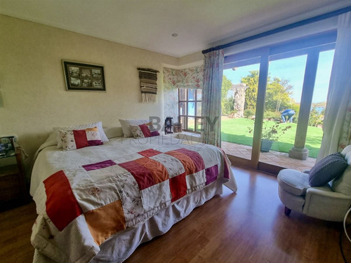 Casa En Venta De 5 Dorm. En Concón