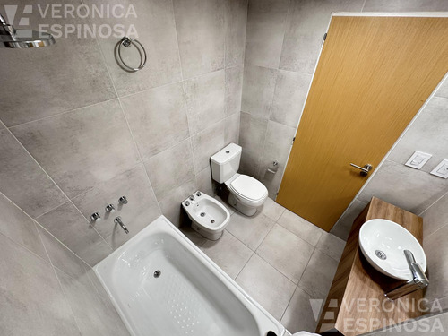 Departamento De Dos Ambientes En Alquiler, Moron Sur.