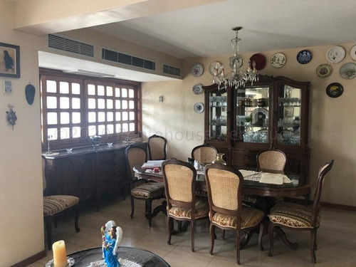 D.a Amplio Townhouse Con Anexo, Condominio Pequeño, Hermosa Piscina, Planta Total 100%, Agua Constante, Urb. Altos De Guataparo, Valencia Carabobo 22-14061