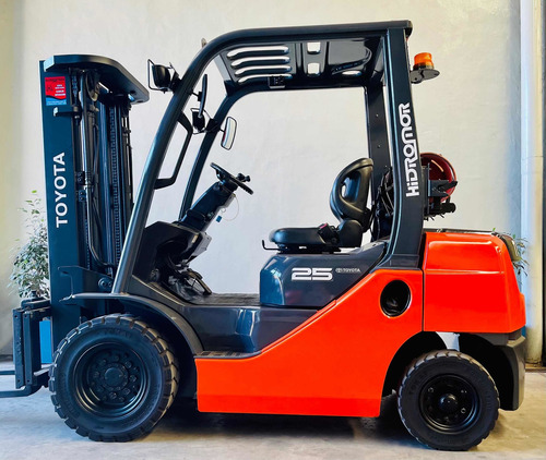 Imagen 7 de 11 de Autoelevador Toyota 2.5tn Nafta/glp/desplazador