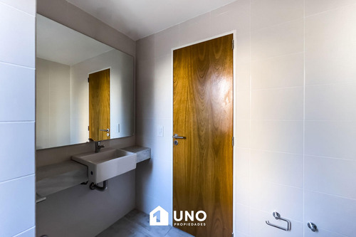 1º De Mayo Y 9 De Julio - Amplio Dpto De 1 Dormitorio. Cochera Disponible.