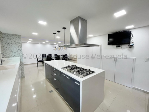 Casa Remodelada En Venta En Macaracuay Caracas Parrillera Psicina 3 Plantas Terraza Privada