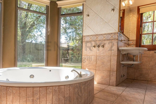 Imagen 27 de 30 de Imponente Casa Quinta Con Amplio Terreno, Pileta, Sauna Y Jacuzzi
