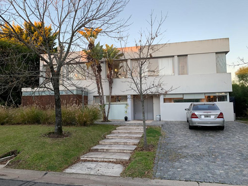Excelente, Práctica Y Funcional Casa En Venta En Las Glorietas