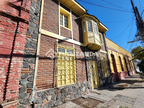 Casa En Venta De 5 Dorm. En Santiago