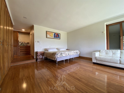 Casa En Venta De 6 Dorm. En Curicó
