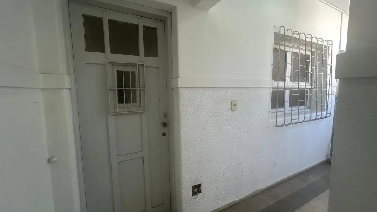 Apartamento 1 Dormitorio Muy Amplio Y Living Muy Comodo En El Cordón Segundo Piso Por Escalera Gastos Comunes Bajos 2500 A 3000 Pesos Por Mes Preferentemente Por Aseguradora Se Alquila A 21500 Pesos · Foto 4