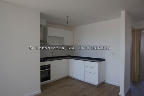 Venta De Penthouse De Dos Dormitorios En Montevideo, Cordón Con Gran Terraza Y Parrillero. Con Cochera Doble.