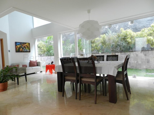 Imagen 3 de 12 de Casa Venta Santa Fe Norte Mls #22-24885 Amplia Casa Remodelada Con Vista Al Avila. Posee Un Comodo Jardin Y Esta Ubicada En Exclusiva Urbanizacion Cerrada