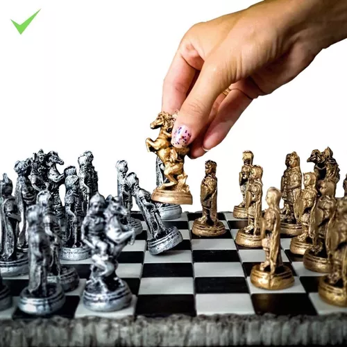 Jogo de xadrez com peças em estilo medieval. Completo c