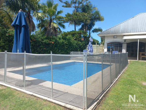 Vende Casa De 3 Dormitorios Totalmente Reformada. Con Piscina Climatizada. Cerca De Colegios, Punta Del Este 