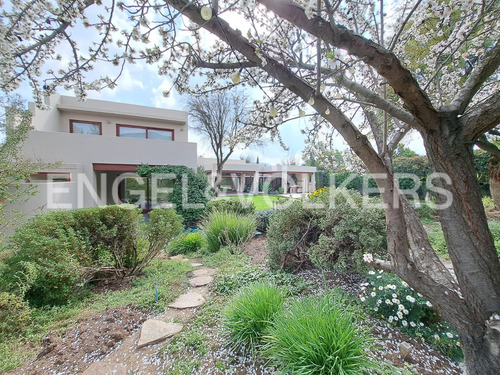Hacienda, Borde Cancha. Excelente Casa En Venta