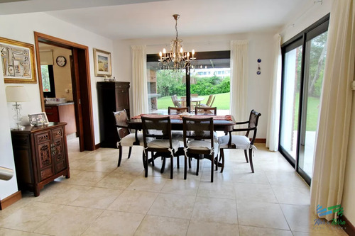 En Alquiler!! Moderna Casa Ubicada A 1 Cuadra Del Mar, Con Vista Parcial Desde El Dormitorio Principal.