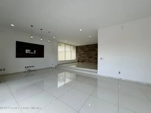 Renta - Vista Real. Casa, Cuarto De Servicio, 4 Recámaras, Alberca, Área De Tv