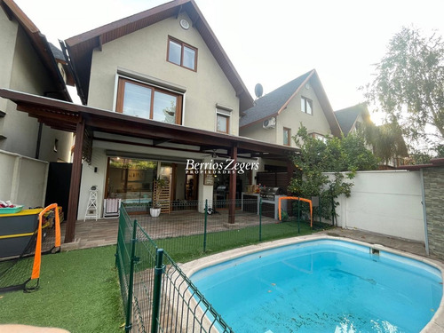 Casa En Venta De 4 Dorm.4 Baños En Condominio. En Las Condes