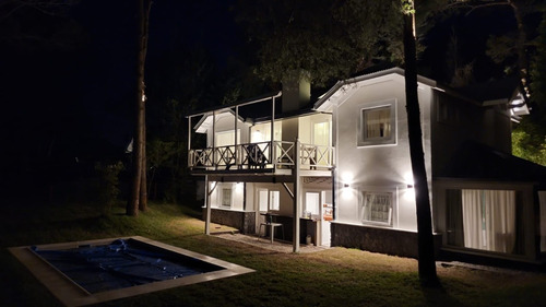 Alquiler Luminosa Casa Con Pileta En Cariló