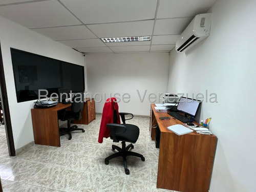 Edificio Industrial En Alquiler En Catia Con Montacarga Y Electricidad 440 Ideal Para Fabricas Depositos Distribuidores Con Showroom Exhibicion Galpon Oficinas Deposito Importadores 25-10144