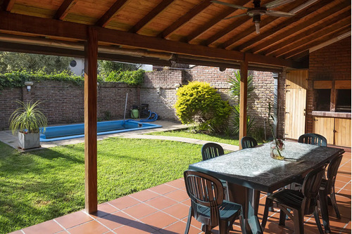 Casa 4 Ambientes. Venta. Palomar. Pileta. Parrilla