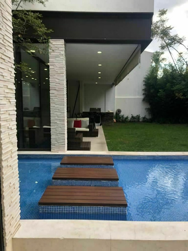 Residencia De Super Lujo En Valle Real Dentro De Coto Y Con