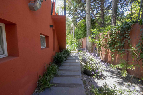 Casa De 5 Ambientes Con Dependencia De Servicio En Venta, En Martínez.