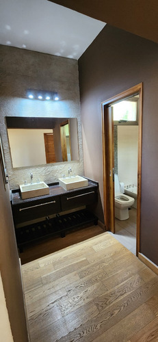 Venta Casa Amplia Y Funcional / Barrio Cerrado / 3 Dorm