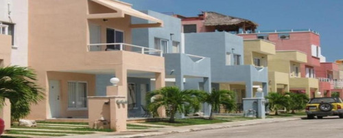 Preciosa Casa Ubicacada En Fracc. Bahía Azul Cancún, Vive A Unos Minutos De La Playa -no Créditos- Jagr