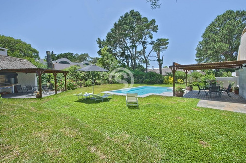 Casa De 4 Dormitorios Con Piscina Climatizada En Alquiler- Ref: 3378