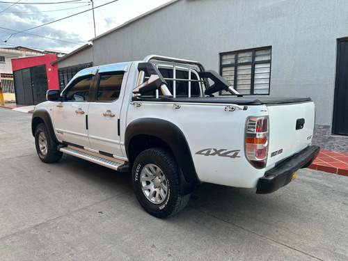 Mazda Bt-50 2.5 4x4 Diésel Mecánica Full Equipo