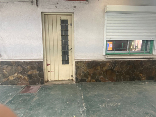 Se Vende Hermosa Casa En El Cerro De Montevideo. 2 Dormitorios. Muy Luminosa, A 3 Cuadras De La Terminal De Bus Y Las Principales Calles Comerciales. Entrada Auto. Acepta Entrega Inicial Resto Financi