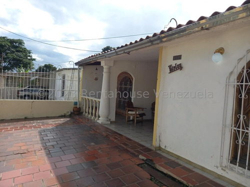 Iluminada Y Comoda Casa Quinta En Conjunto Privado Sector Privado, Conservada, Con Amplios Espacios, Buena Distribucion. 