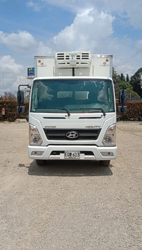 Imagen 2 de 11 de Hyundai Ex100 Cabinado