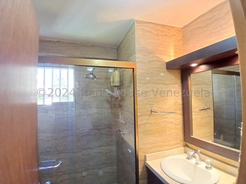 En Bella Residencia, Apartamento Amplio Y Muy Bien Ubicado. 25-3804