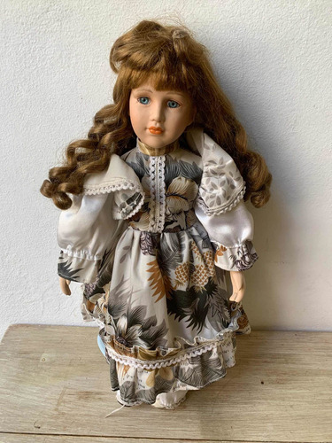 Muñeca De Porcelana Antigua Vestida De Época Con Soporte