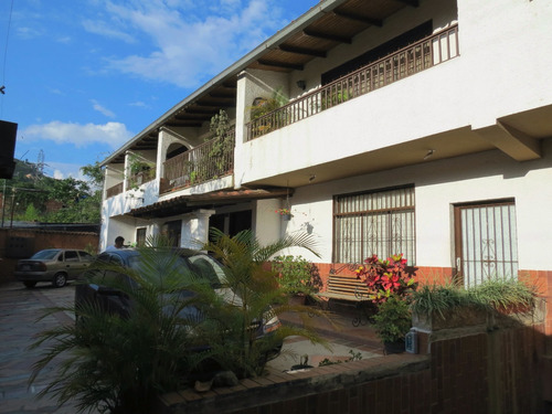 Ideal Para Negocio En Venta En El Sector El Gavilán, El Hatillo Una Hermosa Casa Multifamiliar De 5 Apartamentos Y Terreno.   Inf. Ma. Fda. Varela