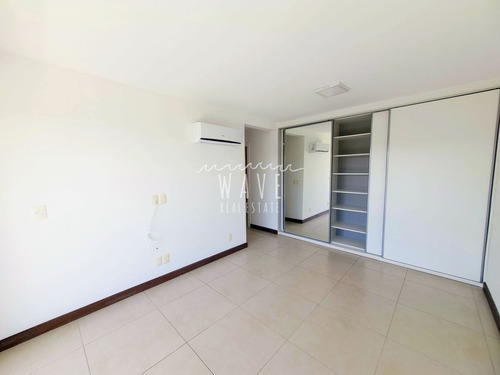 Imagen 15 de 30 de Venta De Apartamento Penthouse Dúplex De 4 Dormitorios Y 6 Baños En Suite, Frente Al Mar En Punta Del Este.