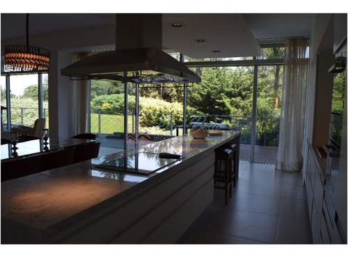 Apartamento En Brava, 3 Dormitorios *- Ref: 2566