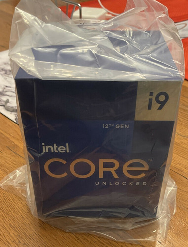 Imagen 2 de 4 de In-hand-intel-core-i9-12900k-12th-gen-brand