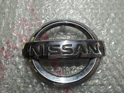 Emblema Delantero Nissan Versa Con Detalle 2007-2012 18548