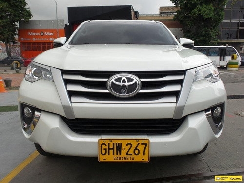 Imagen 2 de 25 de Toyota Fortuner 2.4 Diesel