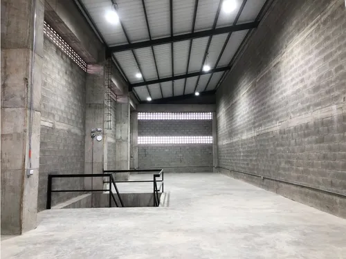 Bodega En Arriendo, Sector Jardines- Via El Caimo