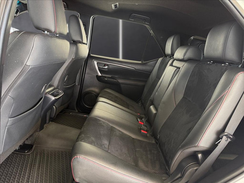 Toyota Hilux SW4 2.8 D-4D TURBO DIESEL GR-S 7L 4X4 AUTOMÁTICO