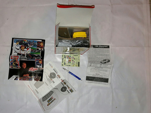 Revell Monogram Coche Nascar De Juguete Para Armar. (Usado)