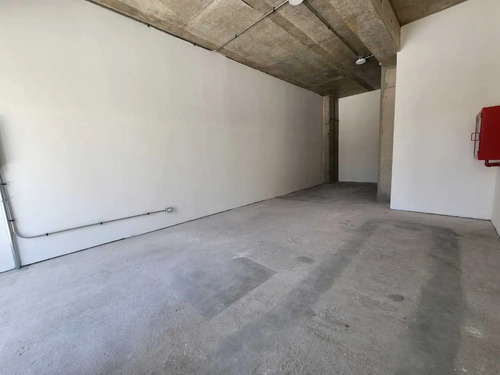 Amplio Local Comercial En Sector Céntrico (170927)