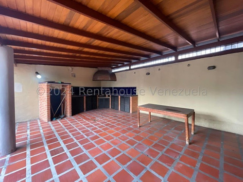 Casa En Venta Maracay Urb Andres Bello Con Piscina Y Parrillera En Buenas Condiciones Zona Norte Kg:24-24527