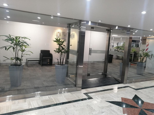 Oficinas En Piso  Alto  Y Luminoso En Venta   En Catalinas