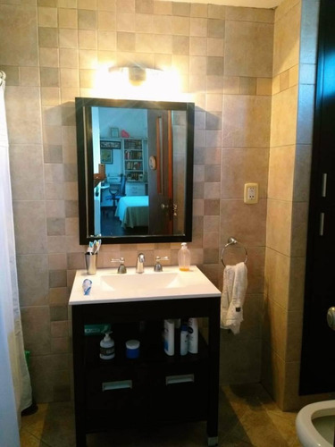 En Venta Hermosa Casa 4 Ambientes Con Cochera 2 Autos, Fondo Libre Y Quincho En Wilde Centro.