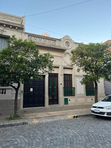 Casa En Venta De Tres Dormitorios Céntrica 