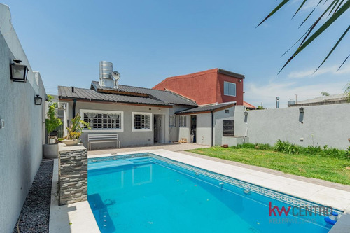 Imagen 1 de 22 de Casa 4 Ambientes Con Fondo Y Piscina Morón