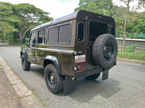 Land Rover Defender 2004.