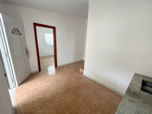Alquiler De Hermoso Apartamento Punta De Rieles, Tipo Casita, Lugar Para 2 Autos, 1 Dormitorio, Patio, Sin Gastos Comunes, A Nuevo!! Muy Segura
